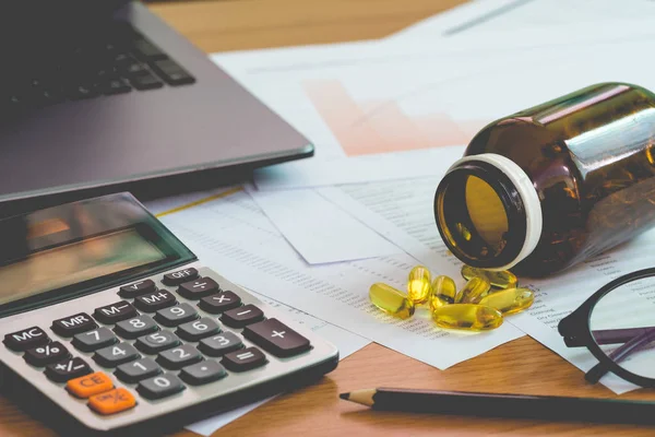 Financiële Management concept, rekenmachine en veel documenten voor persoonlijk budget met een laptop op de tafel. (Selectieve aandacht) — Stockfoto