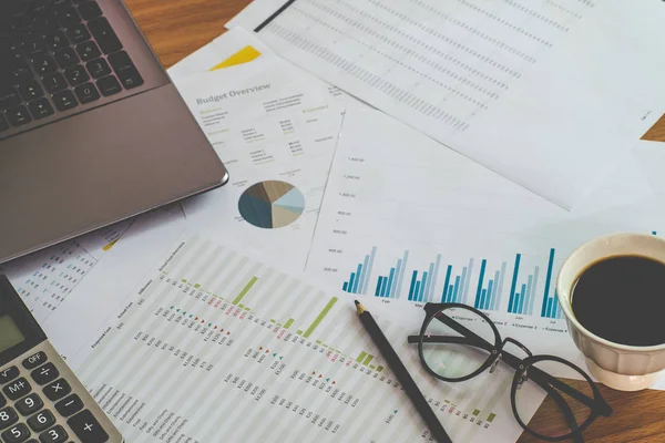 Financiële Management concept, rekenmachine en veel documenten voor persoonlijk budget met een laptop op de tafel. (Selectieve aandacht) — Stockfoto