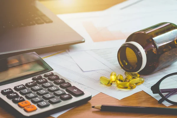 Financiële Management concept, rekenmachine en veel documenten voor persoonlijk budget met een laptop op de tafel. (Selectieve aandacht) — Stockfoto