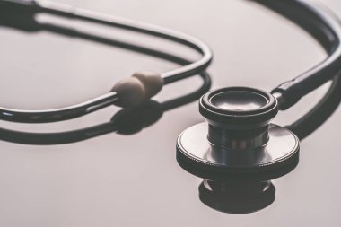Yakın çekim yansıma ile stetoskop, stetoskop doktor ve tıbbi bakım insanlar için.