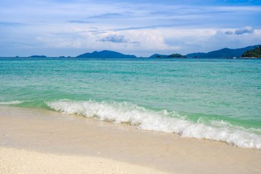 Güneşli gökyüzü ile tropikal plaj deniz manzara. Lipe adasının yaz Cennet plaj. Tropikal kıyı. Tropikal deniz lipe Tayland. Bulutlar horizon.turquoise okyanus plaj ile egzotik yaz plaj sakin ol, açık seyahat