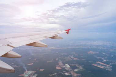 uçak kanadı bluesky pencerelerinden gelen karşı