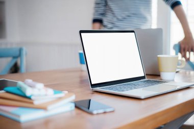 Arka planda çalışan bir adamla birlikte beyaz masaüstü tabletini modelle. Grafik montaj için beyaz ekran tableti.