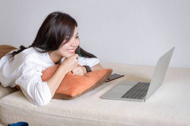 Mutlu Asyalı genç evde dinleniyor. Ev konseptinde kal