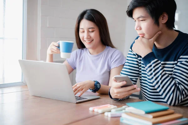 Jovem Casal Asiático Discutindo Juntos Digitando Computador Durante Dia Trabalho — Fotografia de Stock