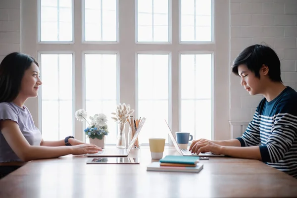 Jovem Casal Asiático Discutindo Juntos Digitando Computador Durante Dia Trabalho — Fotografia de Stock