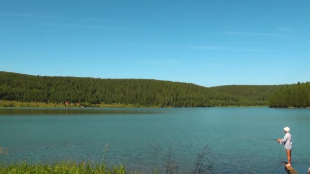 Pescador en el lago — Vídeo de stock