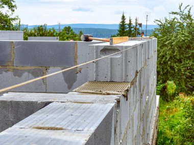 Bloklardan yapılmış renkli bir evin inşaat alanı