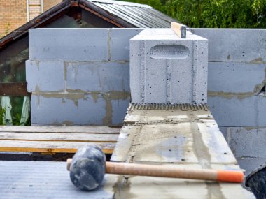 Bloklardan yapılmış renkli bir evin inşaat alanı