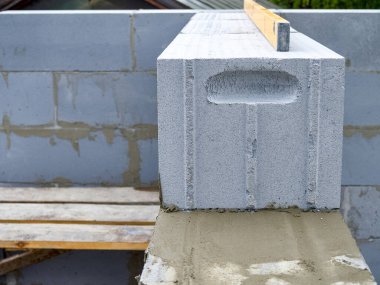 Bloklardan yapılmış renkli bir evin inşaat alanı