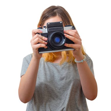 Genç kız nadir bulunan bir kamerayla fotoğraf çekiyor.