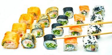 Beyaz arkaplanda lezzetli rulo seti