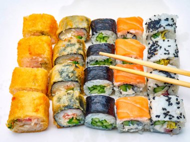 Beyaz arkaplanda lezzetli rulo seti