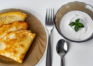 Ekşi kremalı krep.