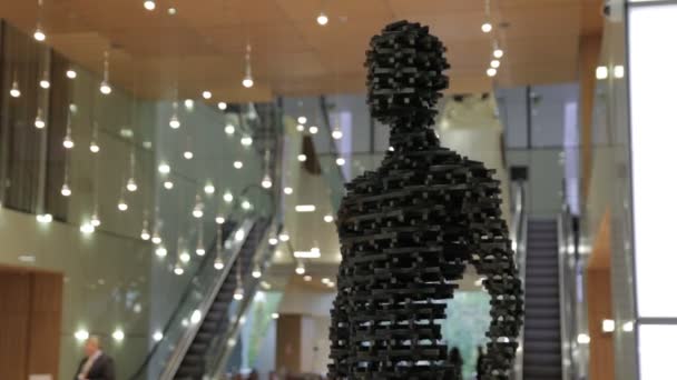 Высокотехнологичная мужская скульптура в центре, Долли Шот — стоковое видео