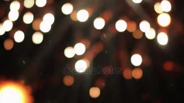 Gece gökyüzünde muhteşem havai fişek