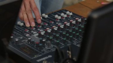 Ses programcısı Mikser üzerinde çalışır