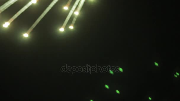 Fuegos artificiales increíbles en el cielo nocturno 04 — Vídeos de Stock