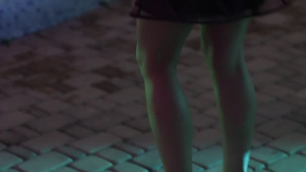 Девушка танцует на каблуках — стоковое видео
