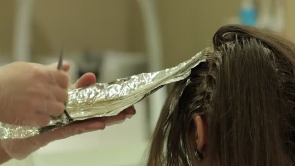 Uso de tinte para el cabello y papel de aluminio 02 — Vídeo de stock