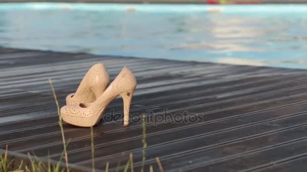 Zapatos para mujer junto a la piscina — Vídeo de stock