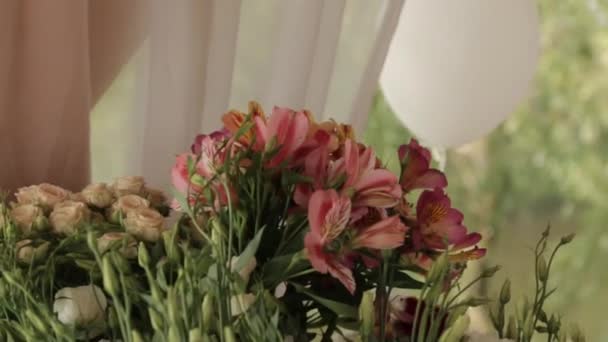 Beyaz balonlar ve bir buket çiçek, kamera hareketi — Stok video