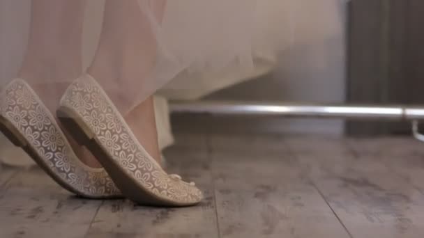 Menina mede sapatos — Vídeo de Stock