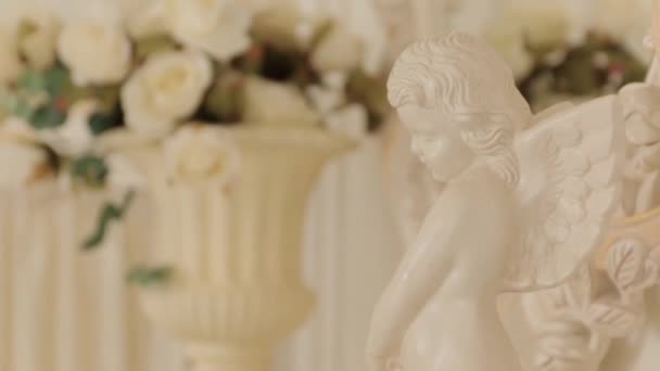 小さな天使の彫刻、ミディアム ショット — ストック動画