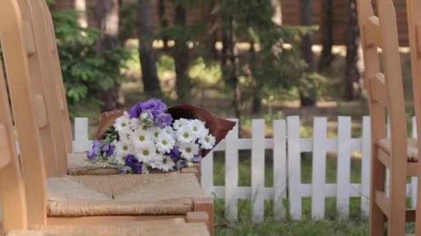 Buquê de flores em uma cadeira — Vídeo de Stock