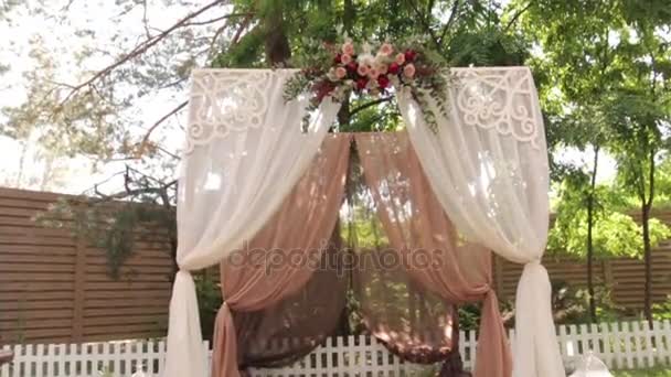 Arco de casamento com flores — Vídeo de Stock