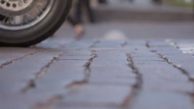 Motosiklet tekerleklerin yola almak