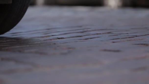 Piedras de pavimentación Ruedas de carretera y coche — Vídeos de Stock