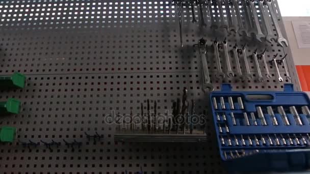 Schraubenschlüssel und Werkzeuge — Stockvideo