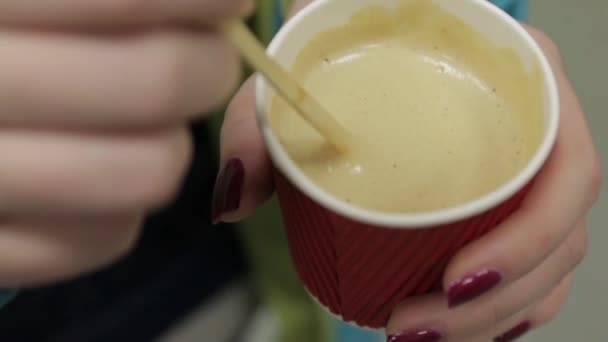Meninas mão Stirs café — Vídeo de Stock