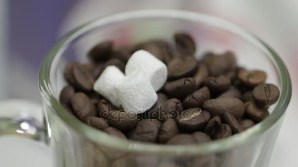 Marshmallow e grãos de café — Vídeo de Stock