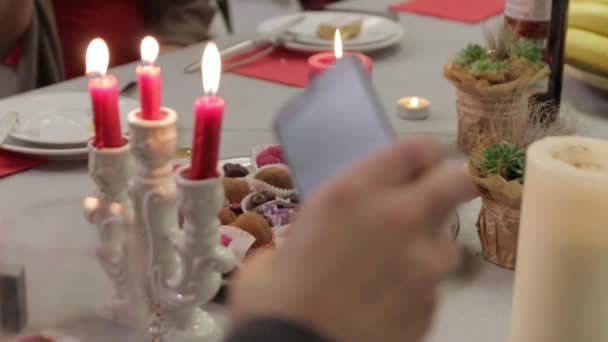 Σοκολάτες σε ένα γιορτινό τραπέζι — Αρχείο Βίντεο