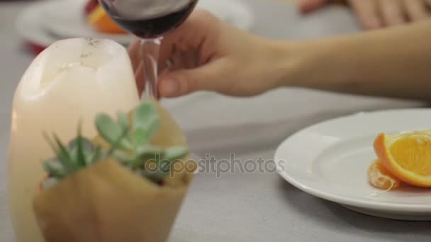 Paar Hand in Hand romantisches Abendessen — Stockvideo