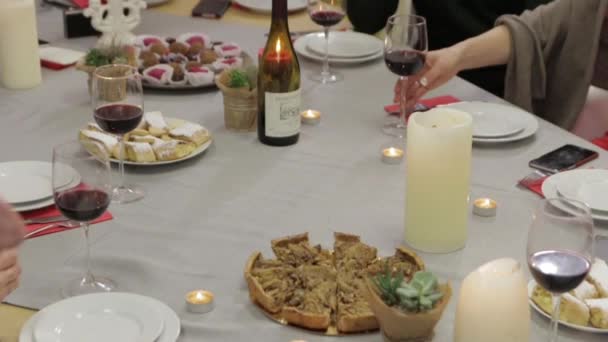 Πιάτο φρούτου σε ένα γιορτινό τραπέζι — Αρχείο Βίντεο