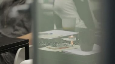 Bardak ve masadaki kağıtları