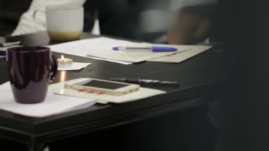 Telefon ve masadaki kağıtları