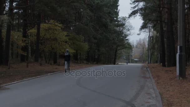 Homme courant dans la route forestière — Video