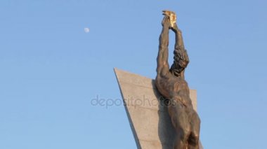 Prometheus anıt, ay ve kuşlar