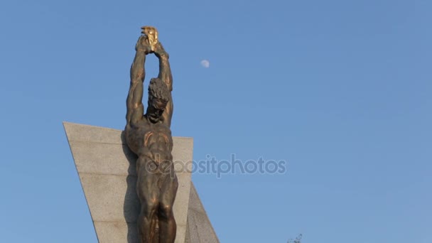 Monument van Prometheus en maan — Stockvideo