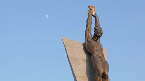 Denkmal von Prometheus, Mond und Vögeln — Stockvideo
