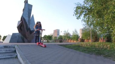 Kick Scooter ile mutlu küçük kız