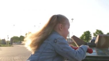 Bir tekme Scooter üzerinde küçük kız