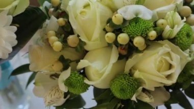 Düğün buketi ve yaka çiçeği