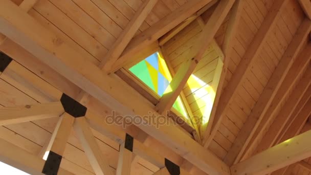 Casa in legno con finestra in vetro colorato — Video Stock