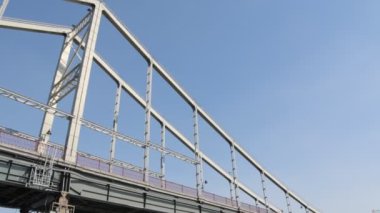 Nehrin üzerinde büyük bir köprü