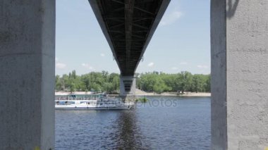 Köprünün altında tekne